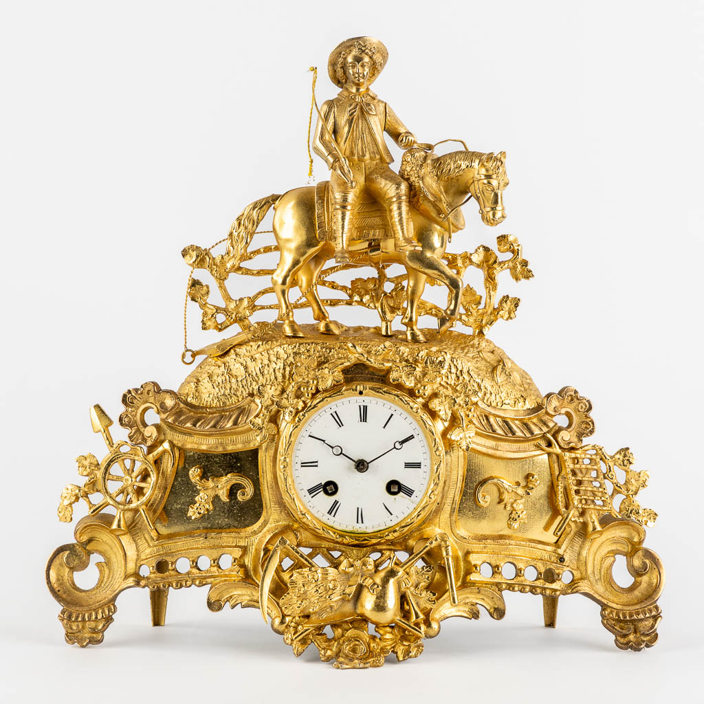 A mantle clock with a 'Horse Rider', gilt bronze. France, 19th C. (L:11,5 x W:38 x H:37 cm)
