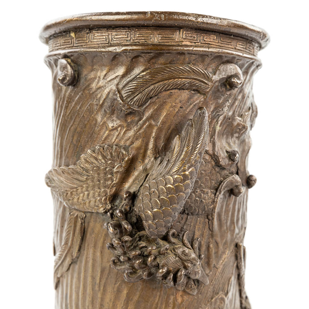 Een borstelpot gemaakt uit brons en versierd met Mythologsiche figuren, kraanvogels en een bonsai boom. (H:25cm)