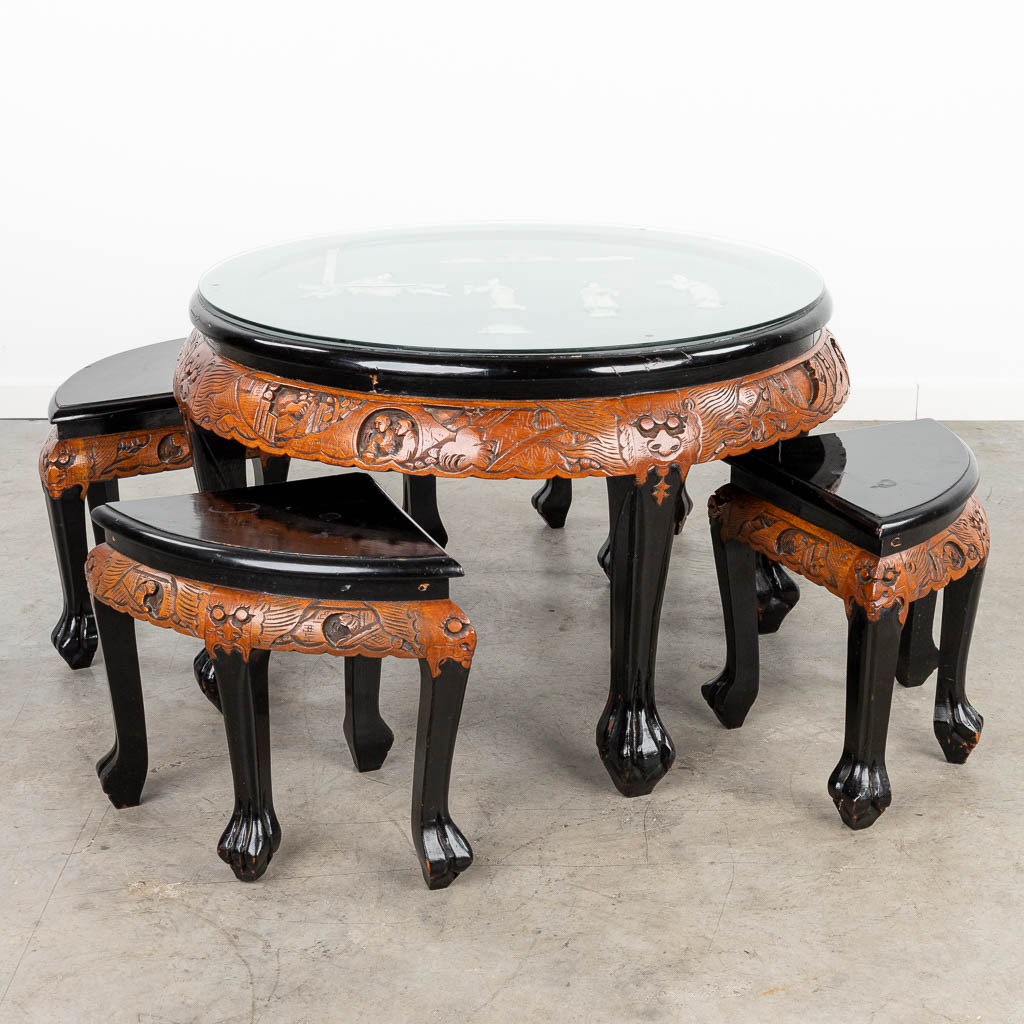 Een grote Oosterse salontafel met 4 kleine bijzettafeltjes. (H:52cm)