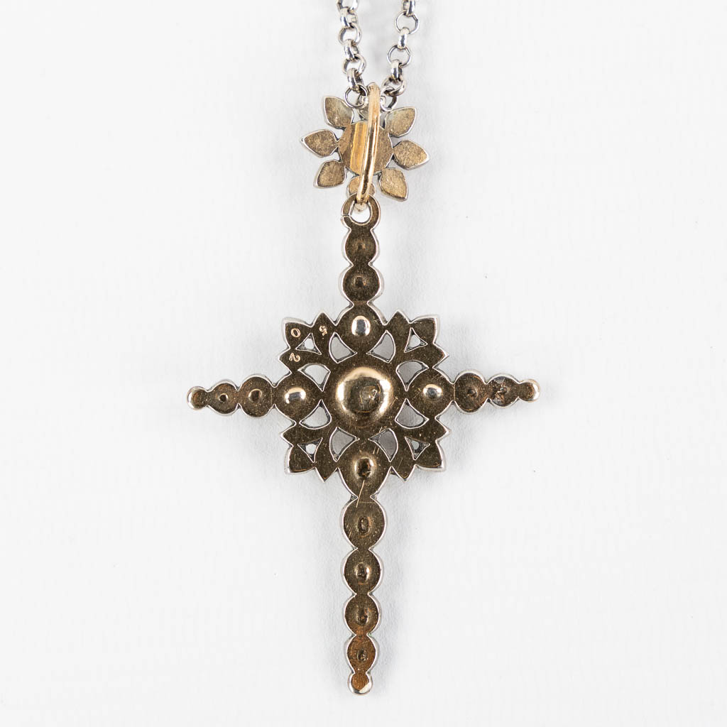 Drie antieke hangers in de vorm van een kruis, met old-cut diamanten. 18kt geel goud en zilver. 