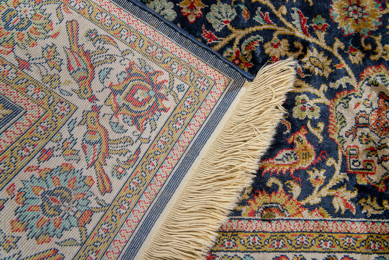A carpet made of silk, machine made. (171 x 104 cm)