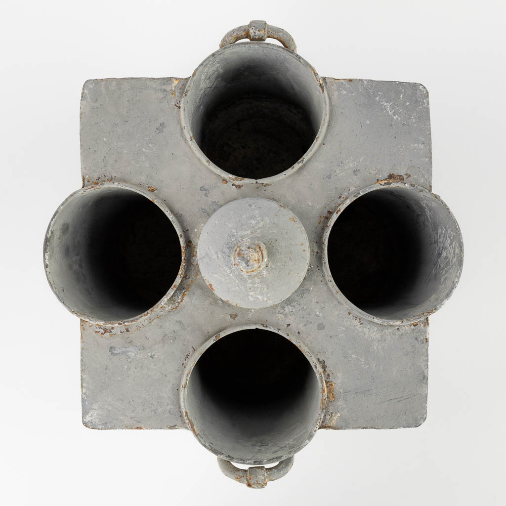 An antique wine cooler, made of zinc. (W:33 x H:25 x D:31 cm)