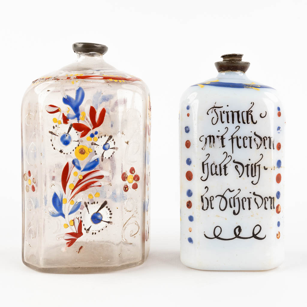 Twee antieke met email beschilderde glazen flessen, 17de/18de eeuw. (H:13 cm)