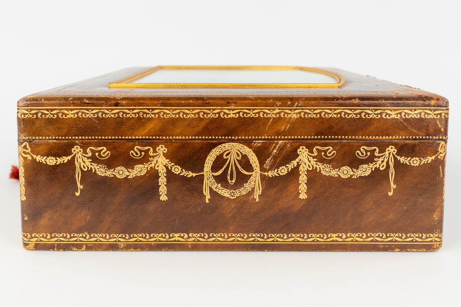 A decorative jewellery box with hand-painted decor. (D:28 x W:36,5 x H:11 cm)