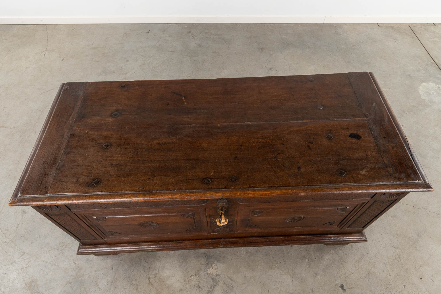 Een antieke koffer, 19de eeuw. (D:60 x W:140 x H:70 cm)