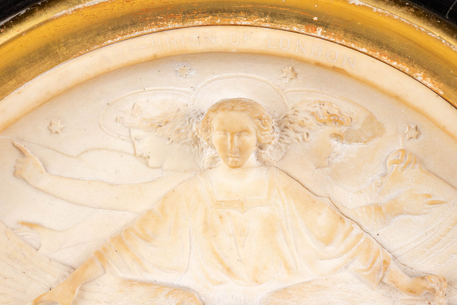 4 kaders, religieuze afbeeldingen in pijpaarde. Jezus Christus, Corpus Christi, Kruisafname. (W:43 x H:52 cm)