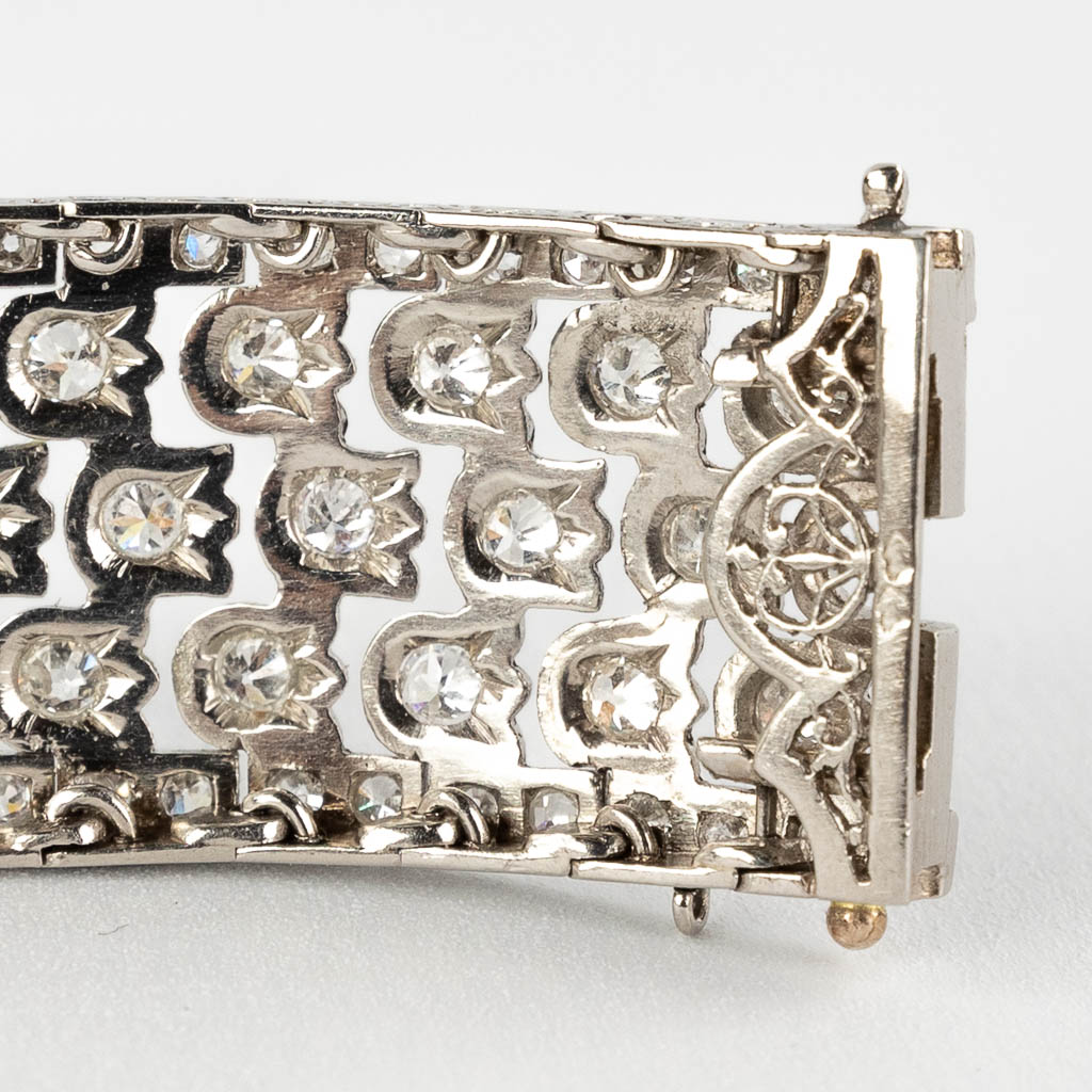 Een 18 karaat wit gouden armband met 245 gefacetteerde diamanten. 49,65g. +/-10 ct. (W:19,5 cm)
