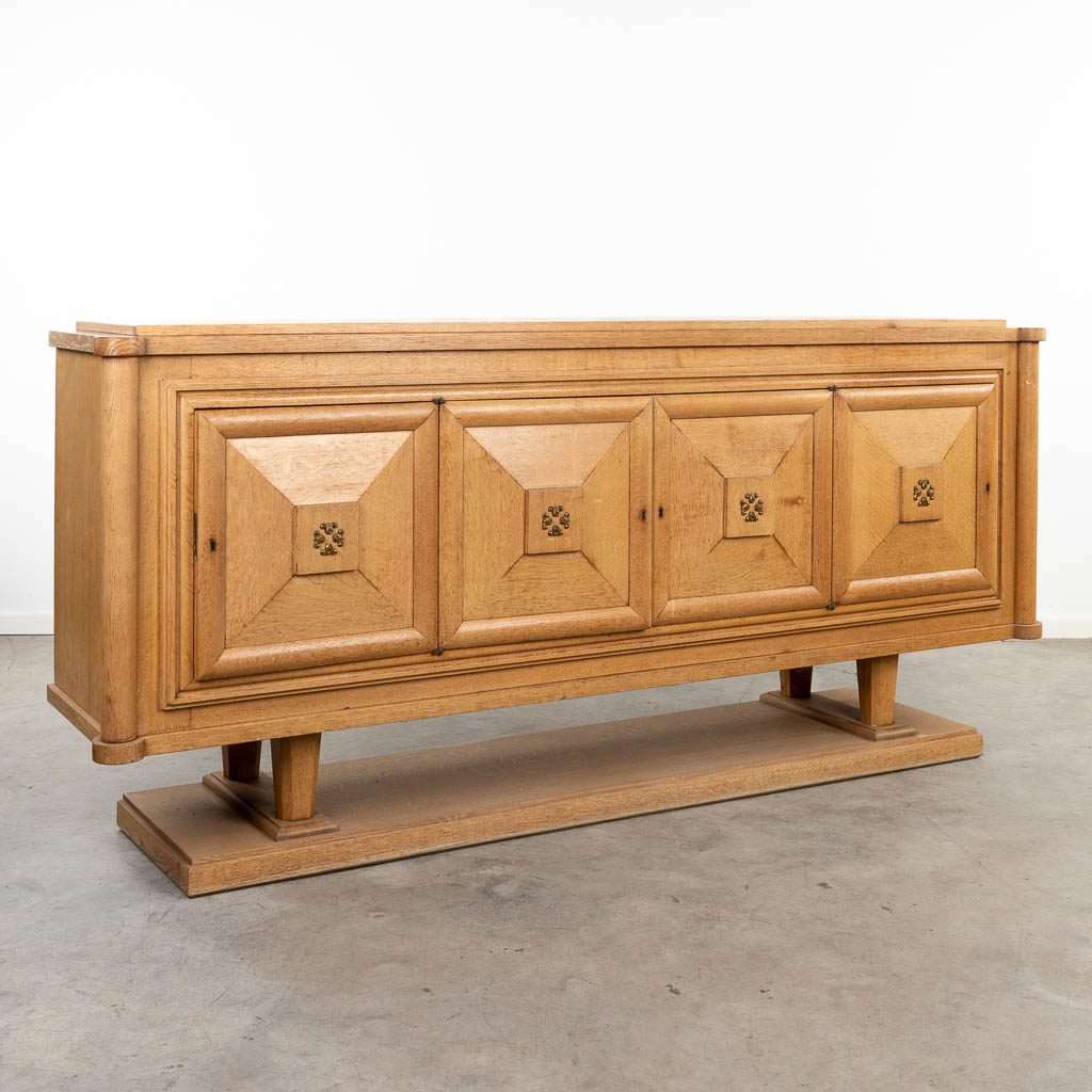  Gaston POISSON (XX) een grote dressoirkast gemaakt uit massief hout in art deco stijl (55 x 236 x 108cm)