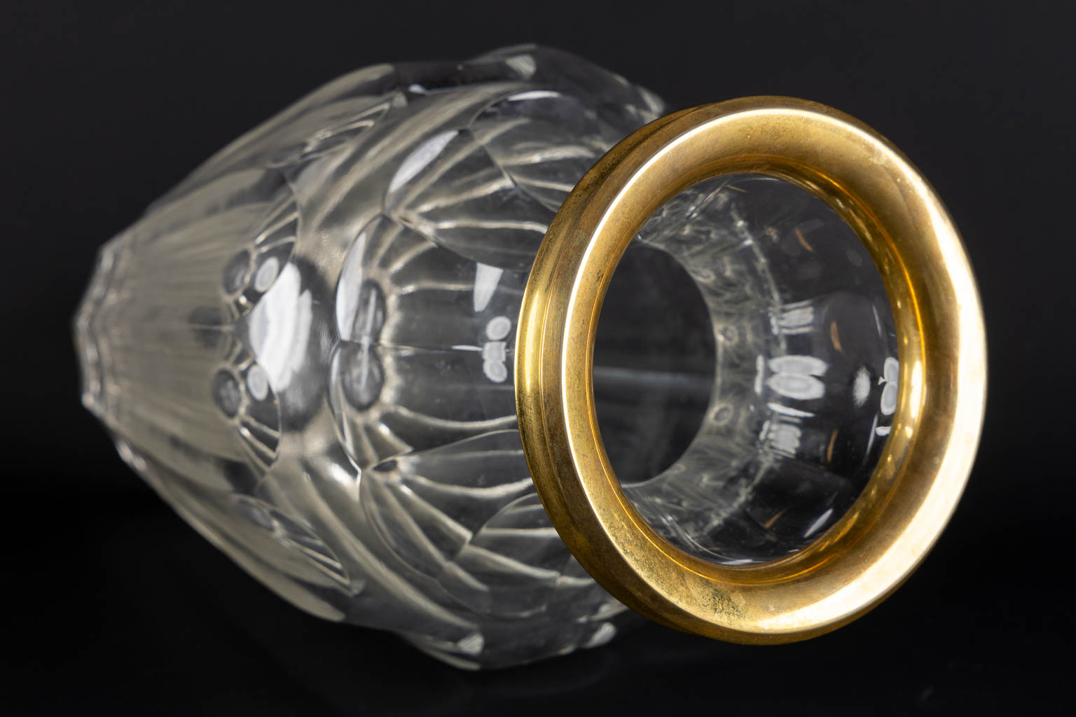 A crystal vase with a gold-plated silver ring by Wolfers Frères. A835. (H:33 x D:15,5 cm)