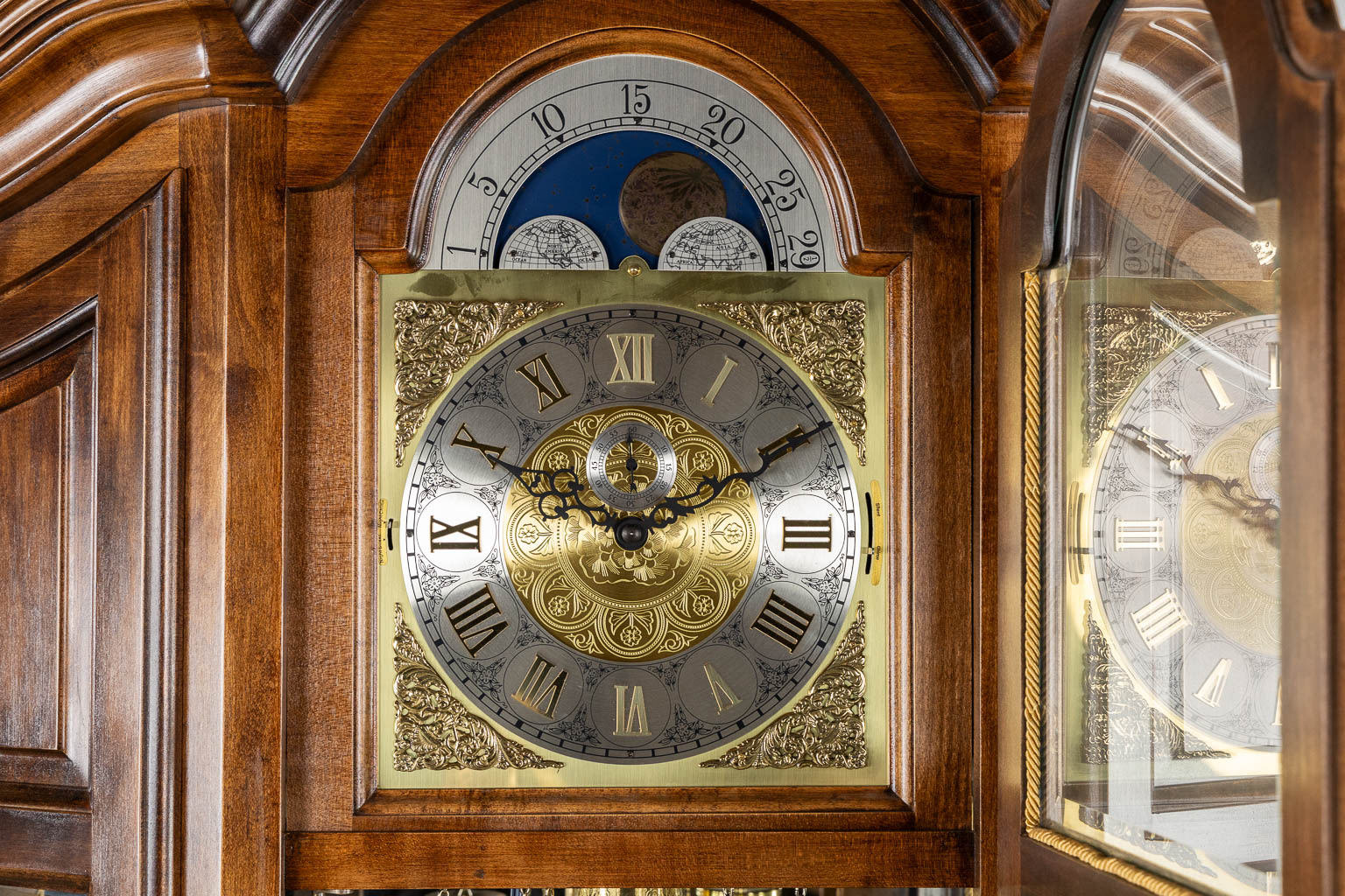 Een decoratieve staande klok met gedecoreerde gewichten. (L:40 x W:106 x H:214 cm)