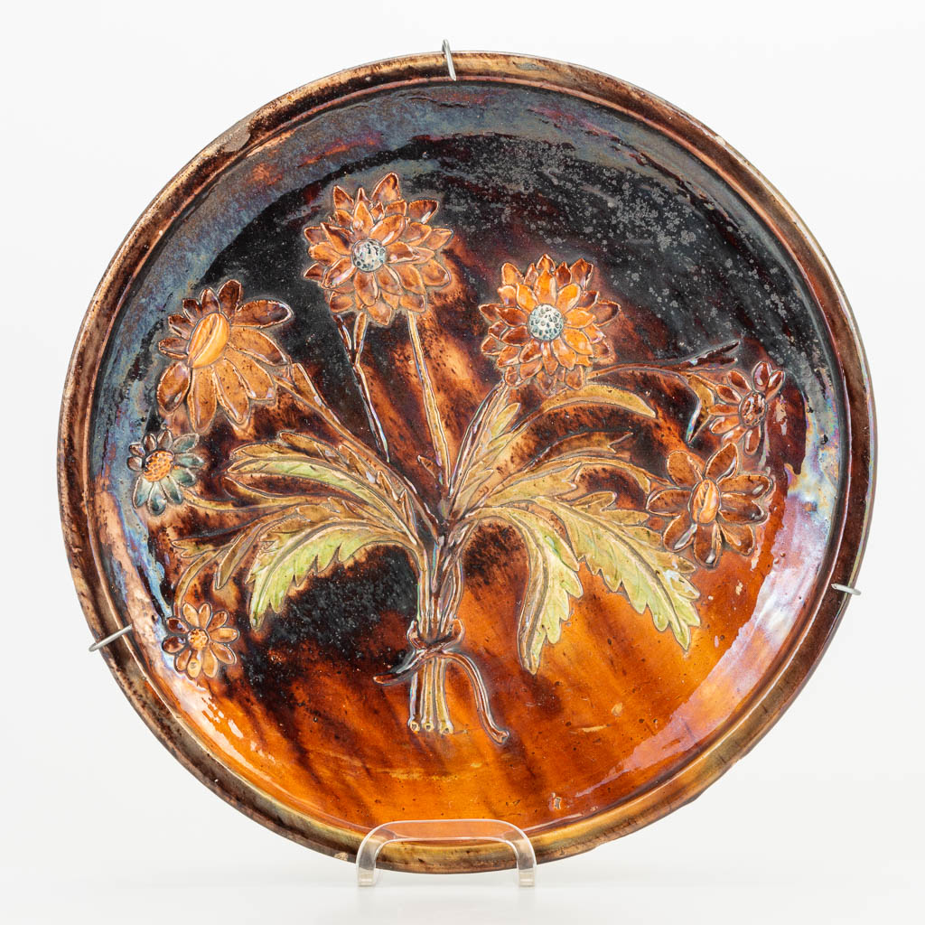 A display plate made of Flemish Earthenware with decor of marigolds. Probably Torhouts earthenware. 
