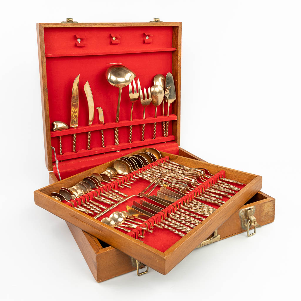 A cutlery case with gold-plated cutlery in a wood box. (H:10cm)