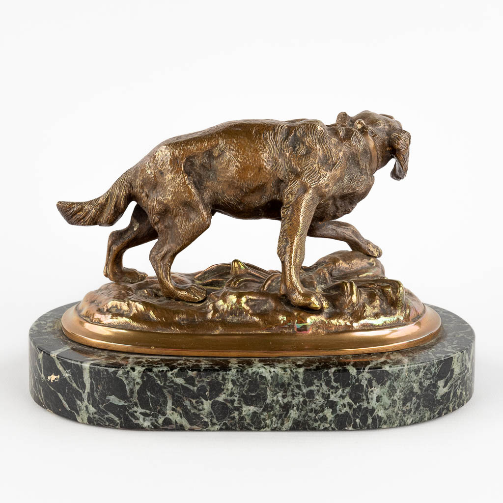 Figuur van een hond, gepatineerd brons op een marmer sokkel. 19de eeuw. (D:14 x W:23 x H:14 cm)