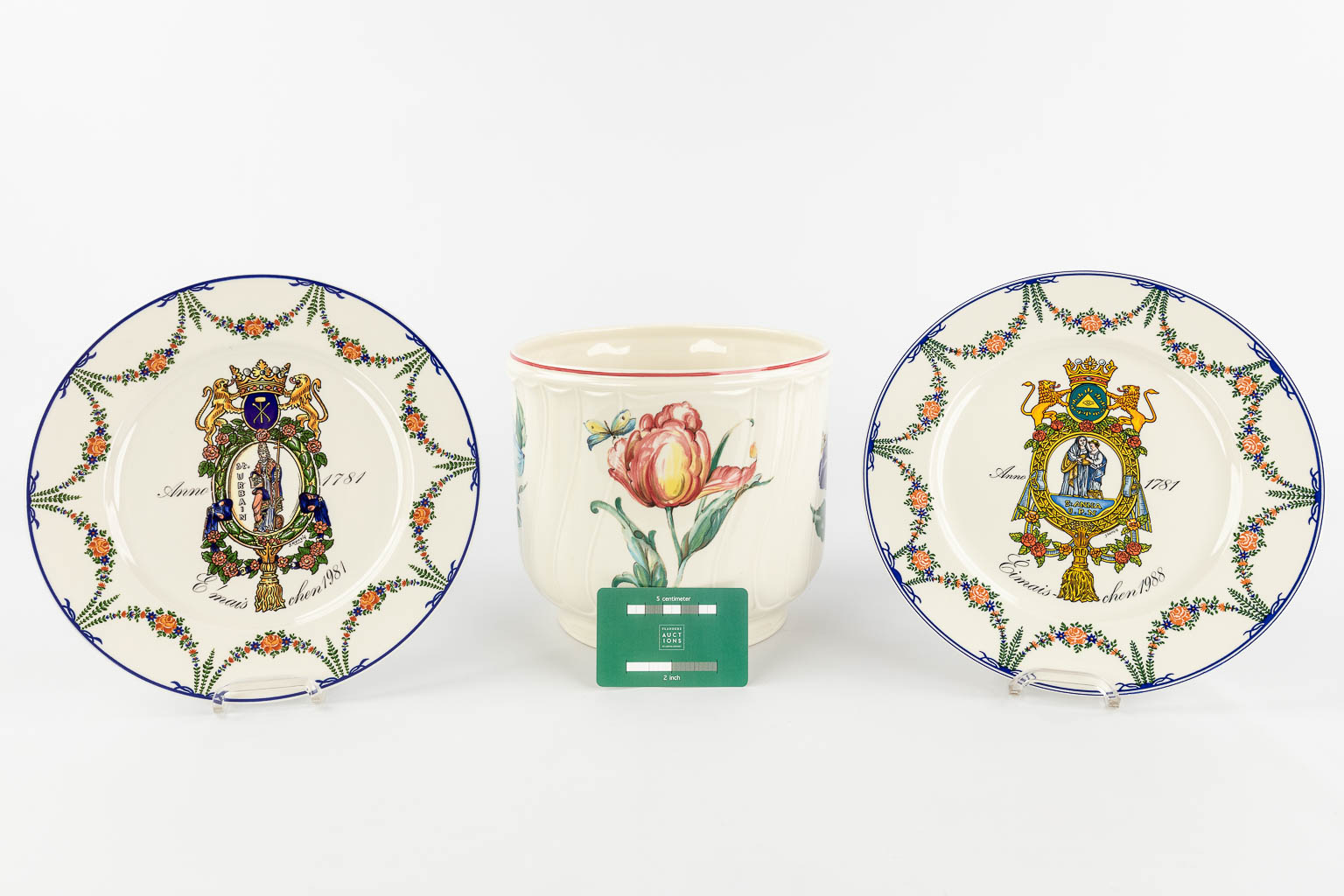 Villeroy and Boch, a pair of plates and a cache pot. 20th century. (H: 18 x D: 20 cm)