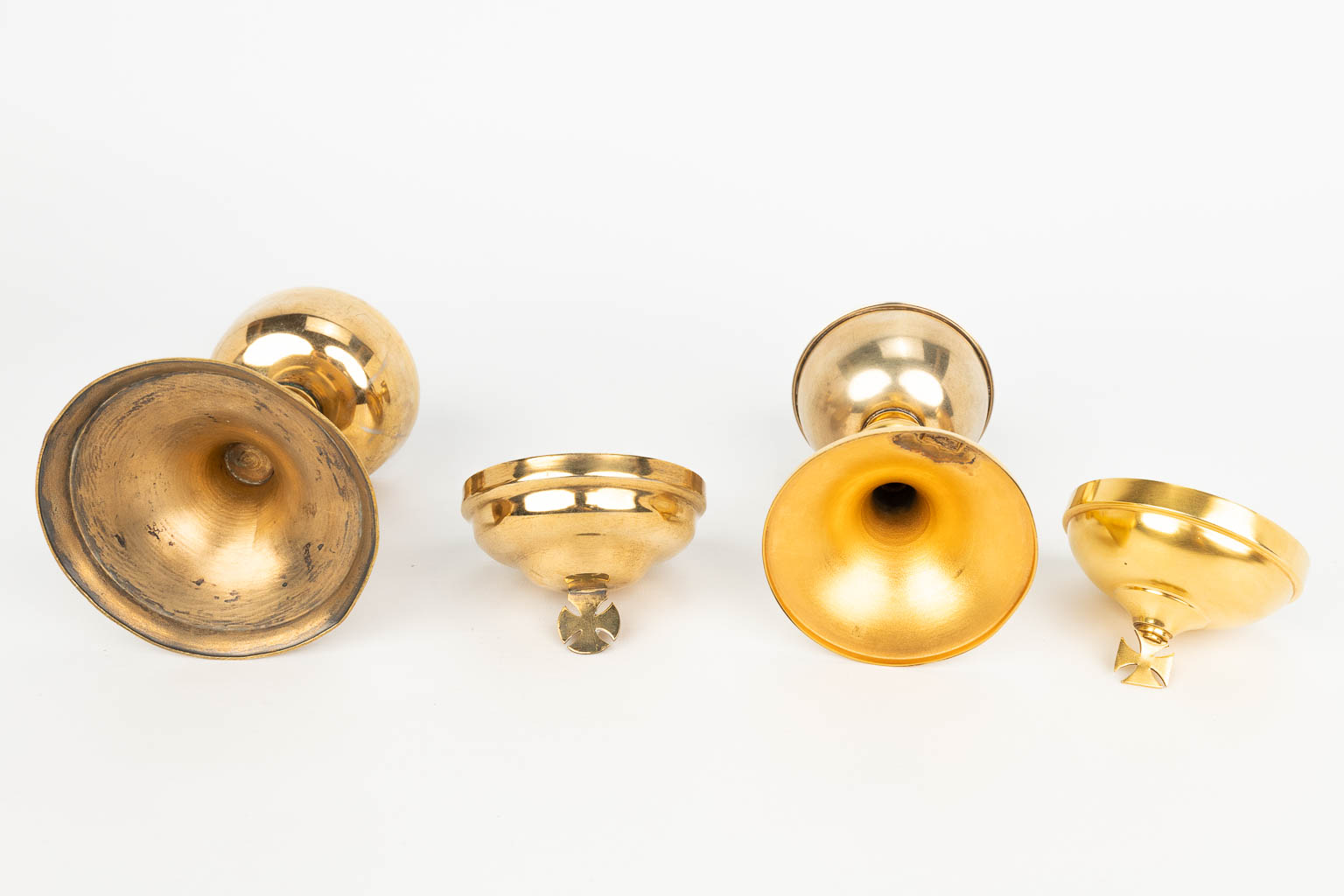 A collection of 5 gold plated ciboria. (H:17,5cm)