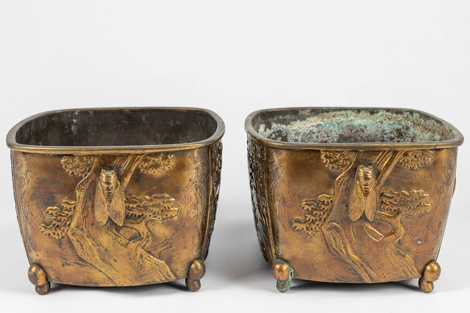 A pair of Oriental cache pots made of bronze and decorated with bees and birds