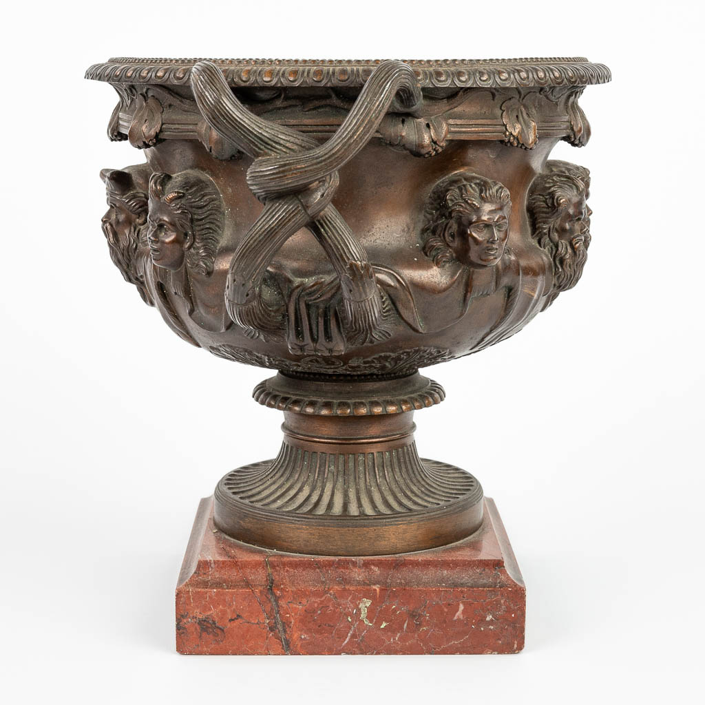 Een tafel middenstuk gemaakt uit gepatineerd brons gemonteerd op marmer. Gemerkt Thibaut Frères, fondeur Paris. (H:27cm)
