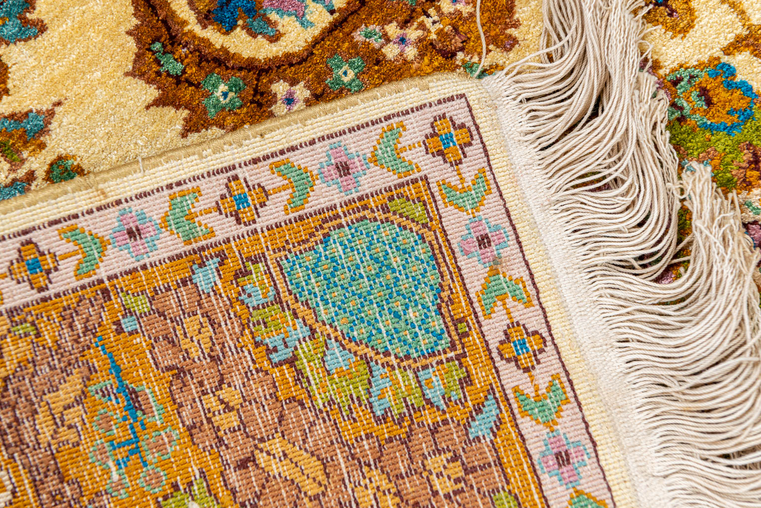 Een Oosters handgeknoopt tapijt, gemaakt in Kashmir, India. (118 x 75 cm)