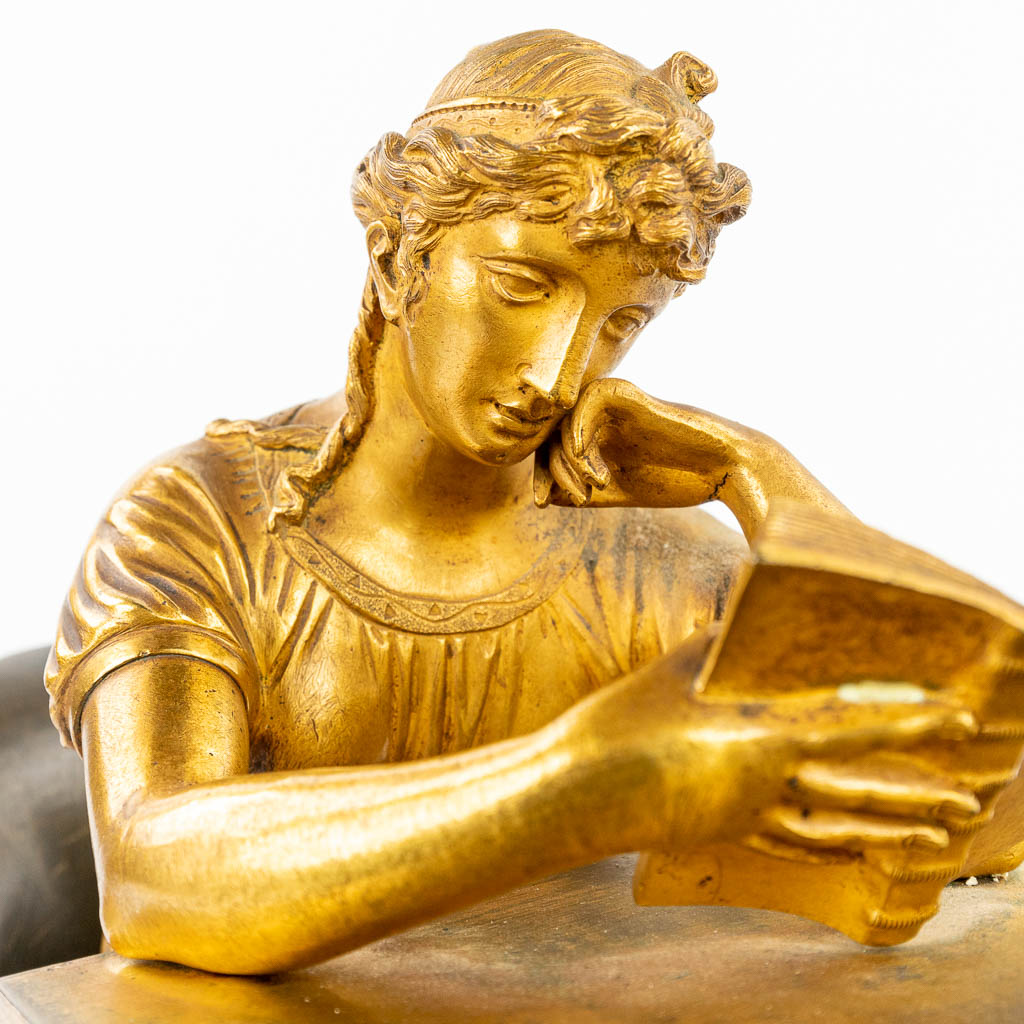 Een pendule gemaakt uit verguld brons 'La Liseuze' naar een model door Jean-André REICHE (1752-1817), Empire Periode.