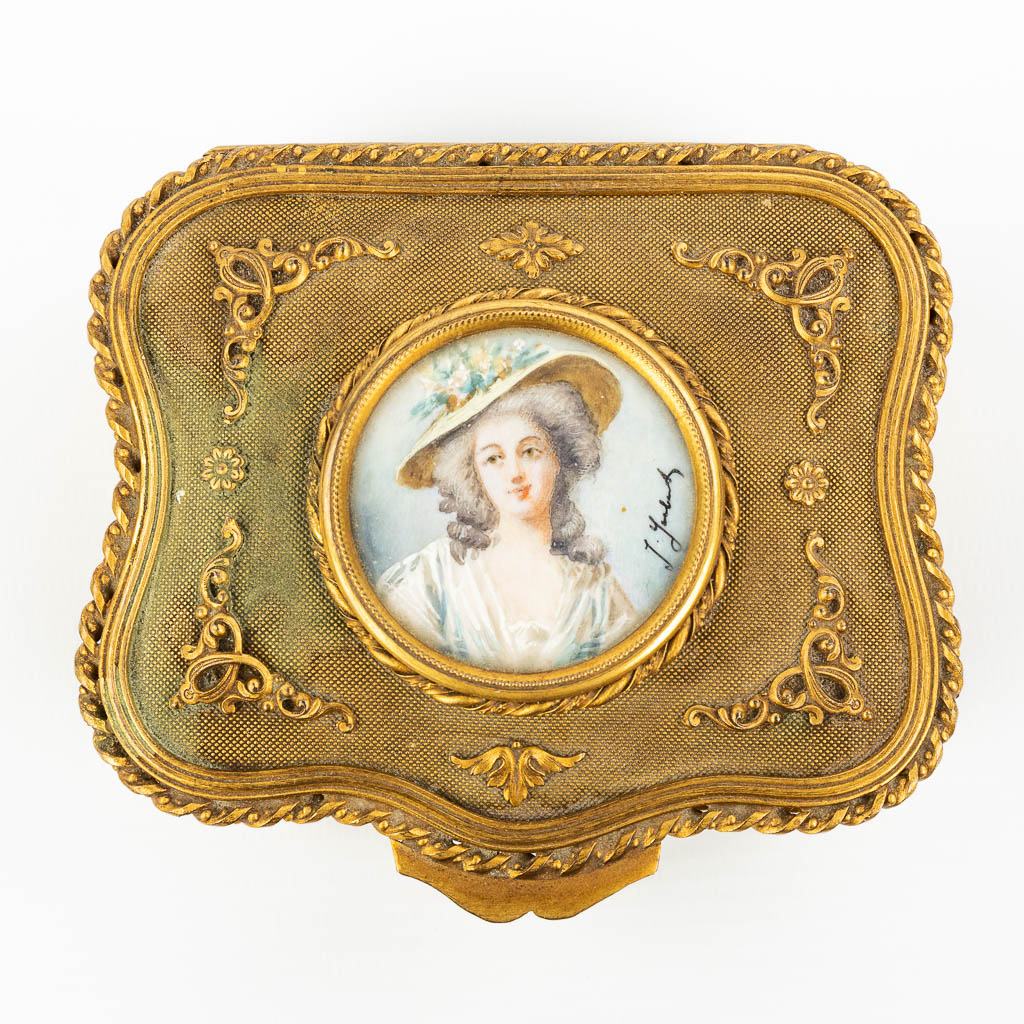 Een juwelendoos met miniatuur schilderij, gemaakt uit verguld brons. Napoleon 3 (H:5cm)