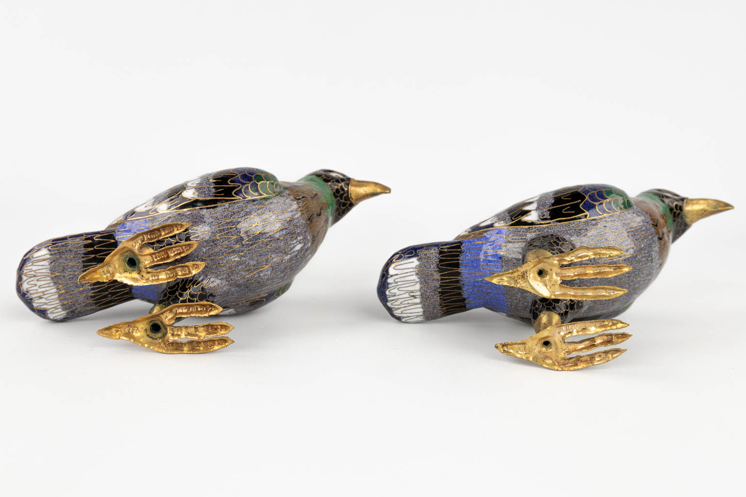 A pair of birds made of cloisonné bronze. 20th century. (H: 15 cm)