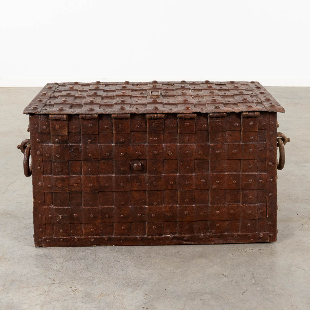 An antique metal chest in the style of Nuremberg chests, with a wrought iron exterior. 18th C. (D:51 x W:103 x H:51 cm)
