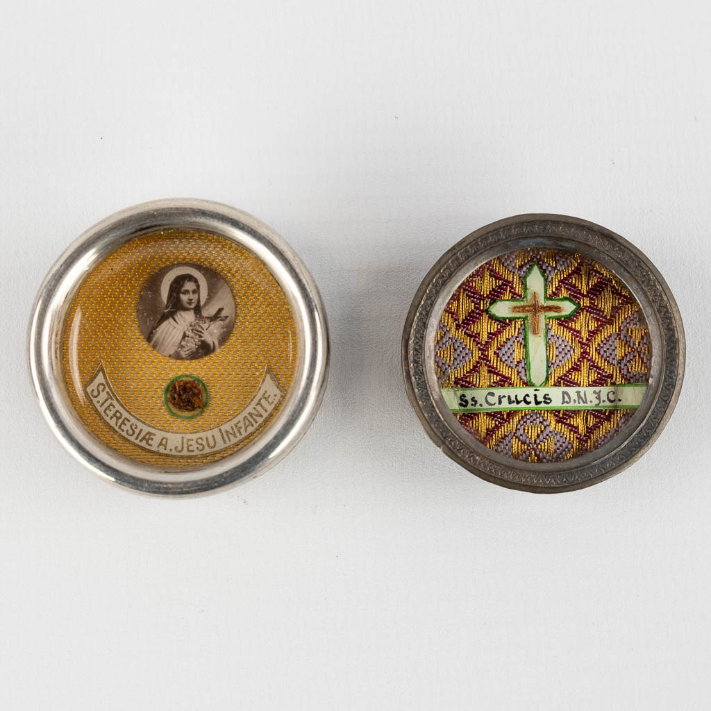 Twee verzegelde theca's met relikwieën: S. Cruxis D.N.J.C. & Theresia van het Kind Jezus (W:0,37 cm)
