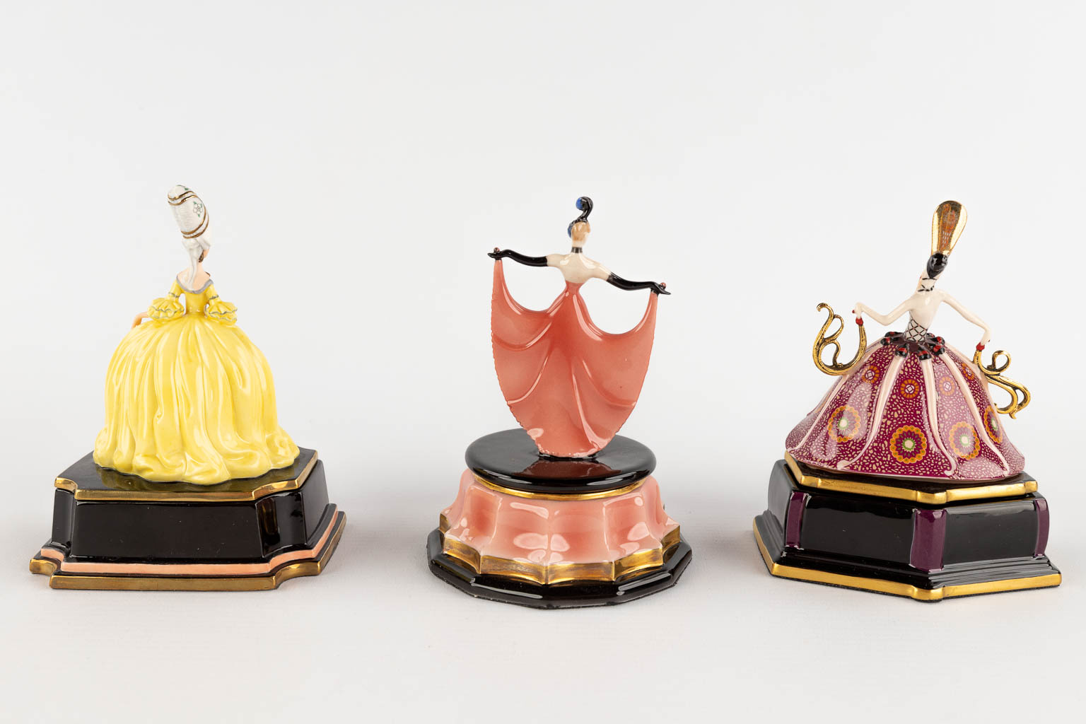 The Franklin Mint, Six porcelain music boxes with dancing figurines. 20th C. (H:12,5 cm)