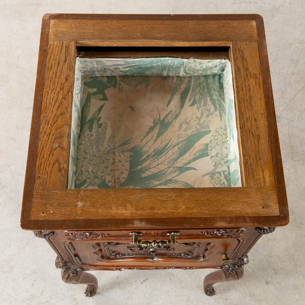 Een paar nachttafels, Lodewijk XV stijl met een marmer blad. (L:44 x W:44 x H:83 cm)