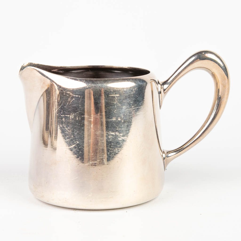 Een koffie en theeservies gemaakt uit verzilverd metaal en gemerkt Christofle. (H:18cm)