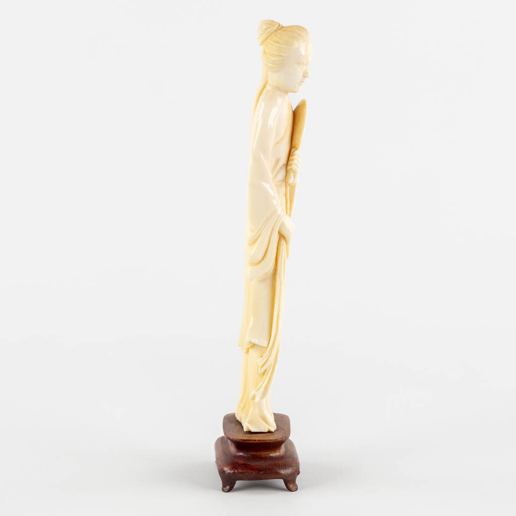 Figurine of a Beauty with mirror, sculptured ivory, China. (L:2,5 x W:4 x H:18 cm)