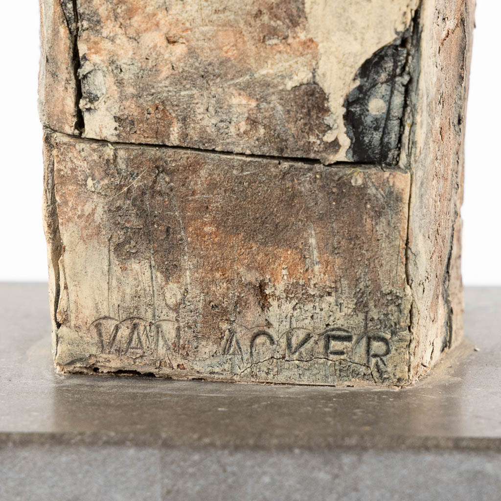 Geert VAN ACKER (XX) 'De Bezoeker', terracotta. 
