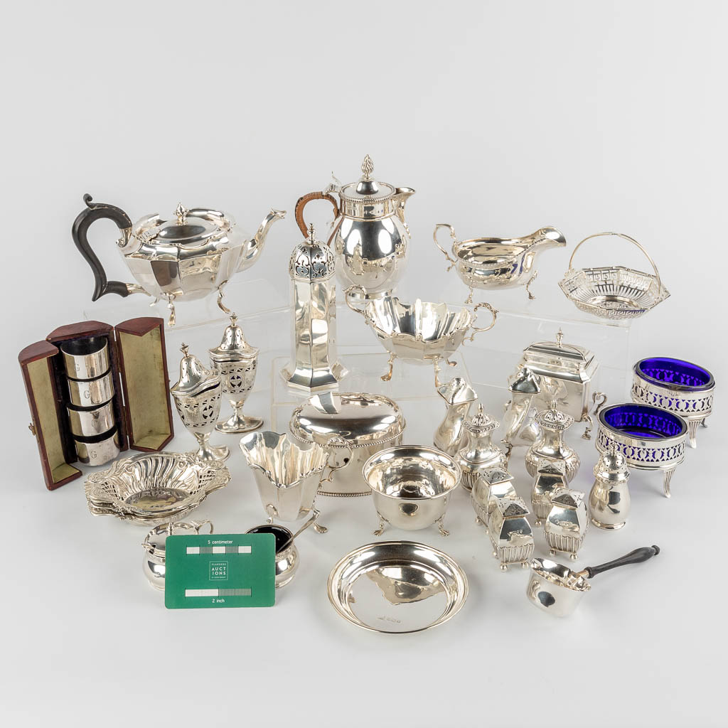 Grote collectie zilveren items, meestal Engeland. 19de eeuw. 23 stuks. Totaal brutogewicht: 2915g. (W:22 x H:14 cm)