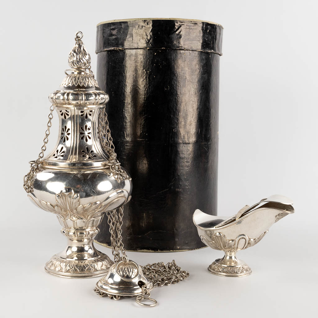 Een wierookbrander, lepel en wierookscheepje, zilver. 19de eeuw. 1176g. (H:33 x D:15 cm)