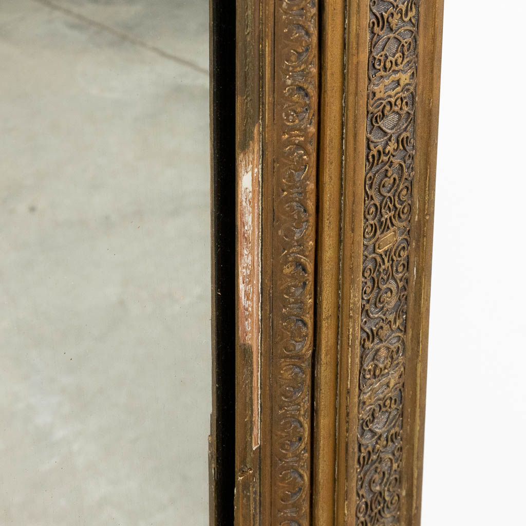 Een grote spiegel, verguld en afgewerkt met Karyatides. Circa 1900. (W:123 x H:220 cm)