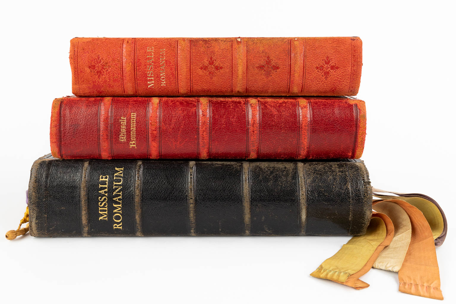 Drie Missal Romanum misboeken, 20ste eeuw. (D:7 x W:25 x H:32 cm)