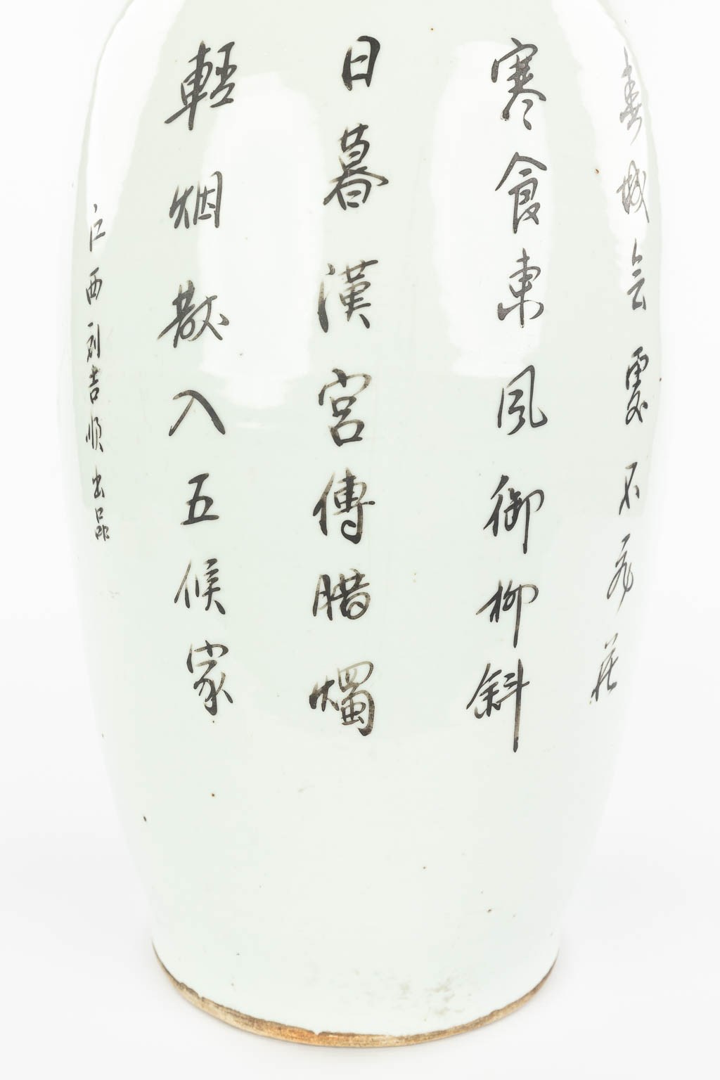 Een Chinese vaas gemaakt uit porselein en versierd met hofdames in de tuin. (H:57cm)