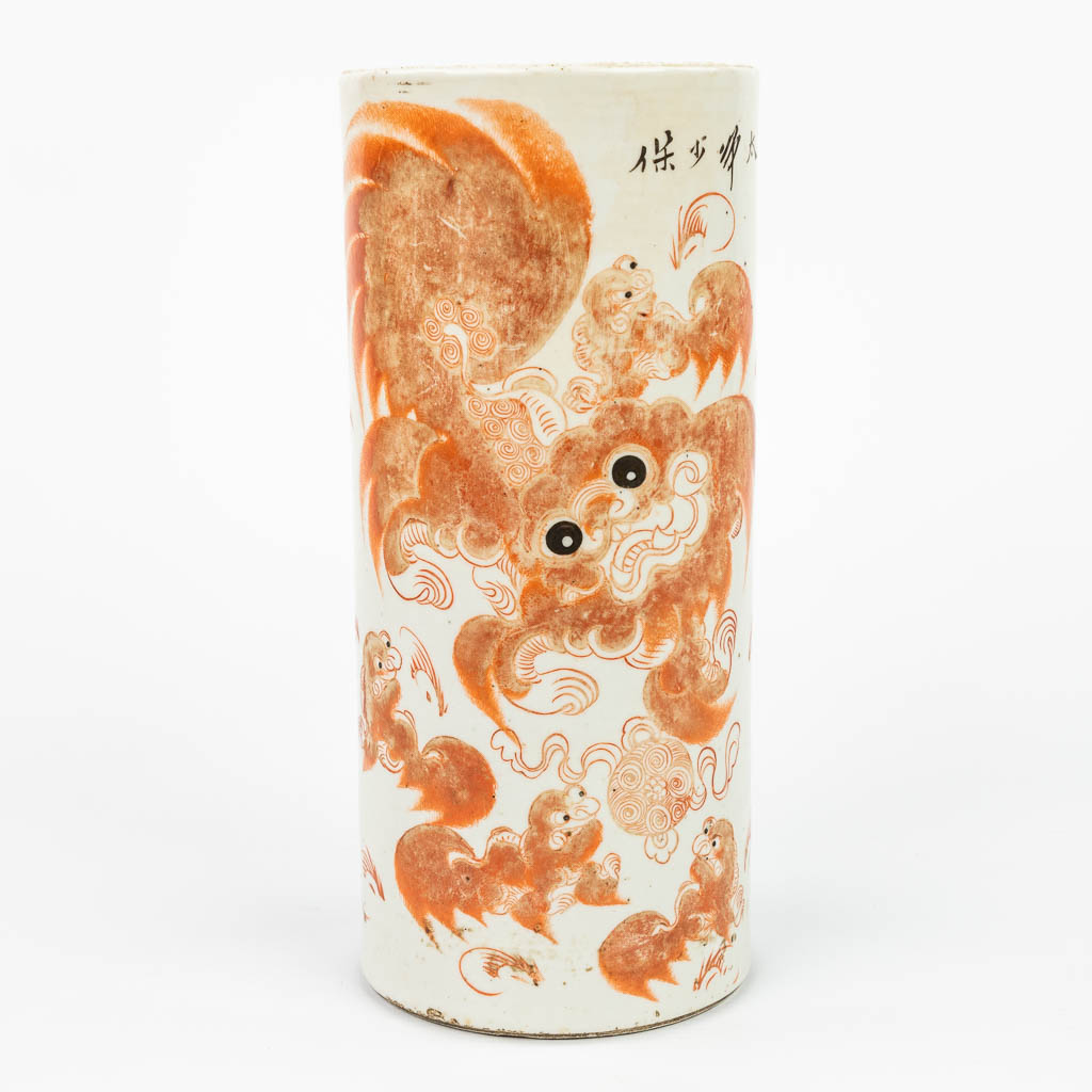 Lot 018 Een Chinese hoedensteun gemaakt uit porselein en versierd met rode foo hond. (H:27,5cm)