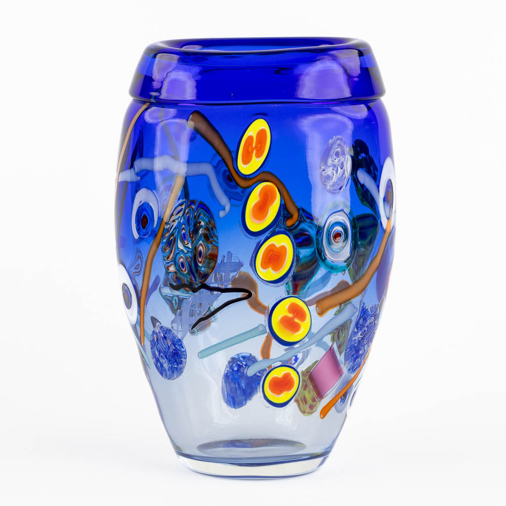 Een mid-century vaas met kleurrijk decor, Murano, Italië, 20ste eeuw. (L:13 x W:16 x H:25 cm)
