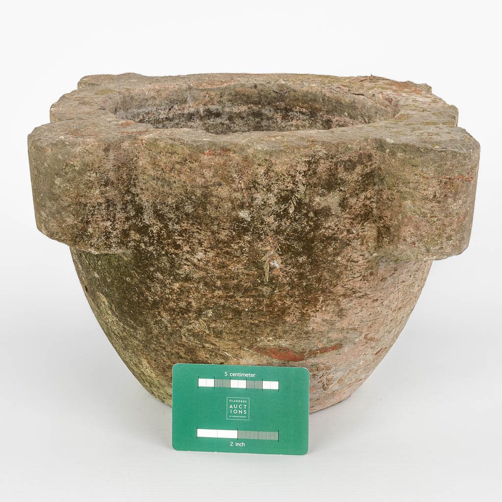 Een antieke mortier gemaakt uit marmer. (H:19,5cm)