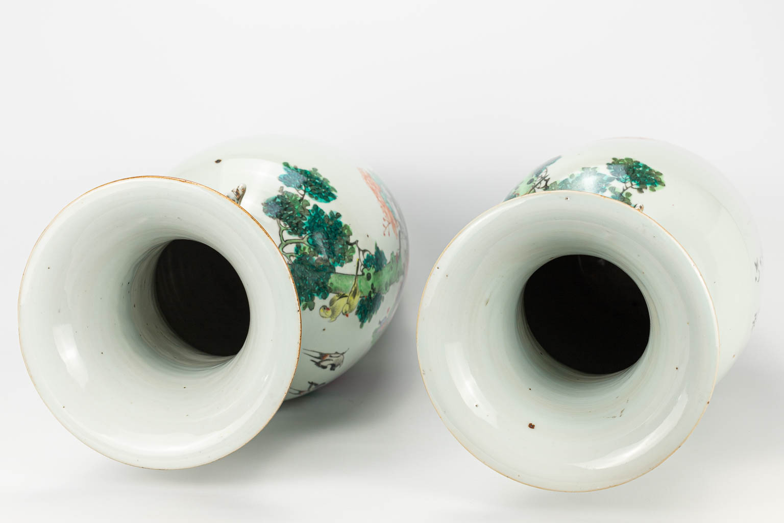 Een paar vazen gemaakt uit Chinees porselein versierd met pauwen en kraanvogels.