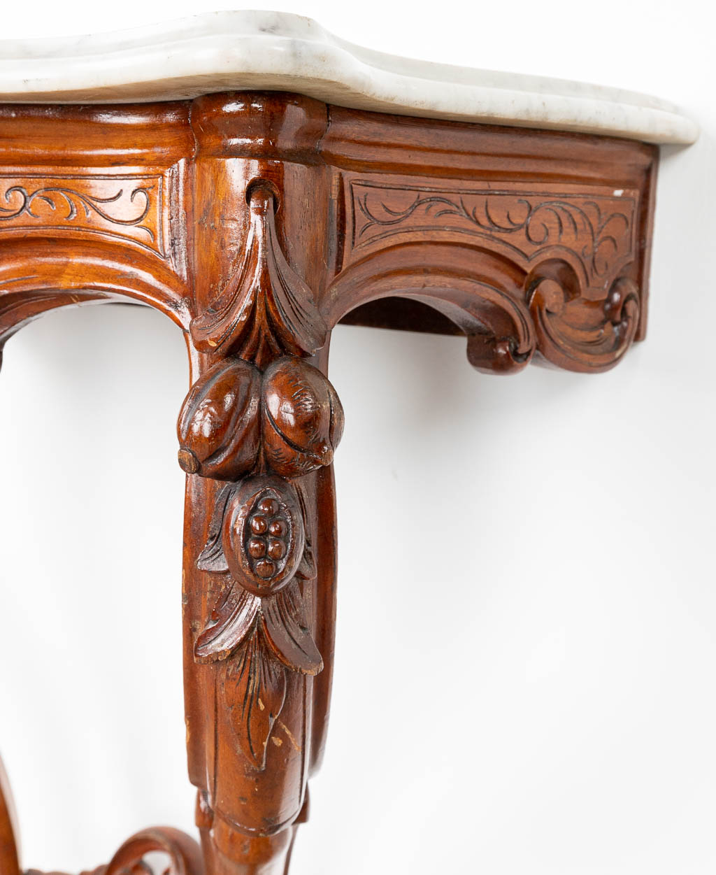 Een small console table with white marble top, made of sculptured wood in Louis Phillippe style. (H:79cm)