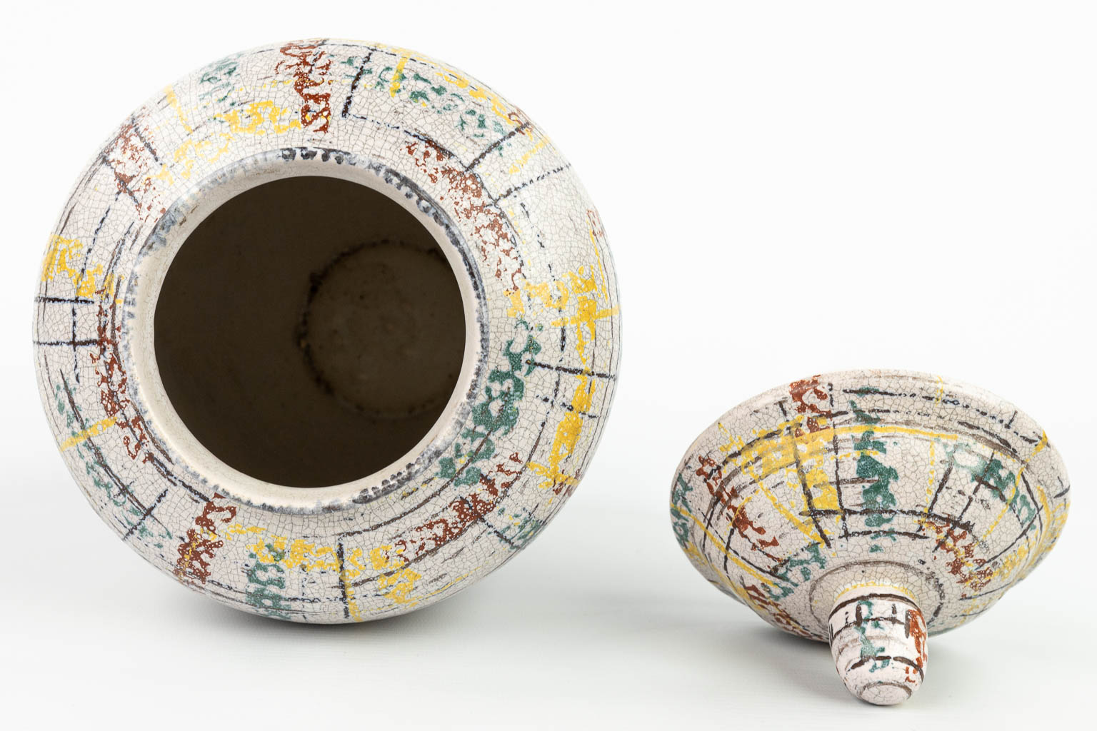 Een dekselvaas gemaakt uit keramiek en gemerkt ü Keramik. Gemaakt in Duitsland. (H:38cm)