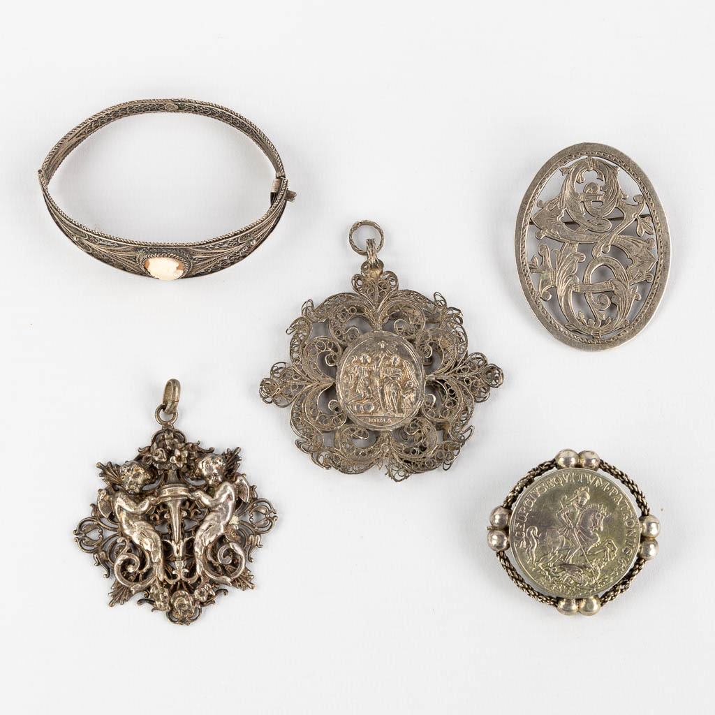 A collection of silver brooches, pendants and bracelets, Filigrane silver. 90g. (H:7 cm)