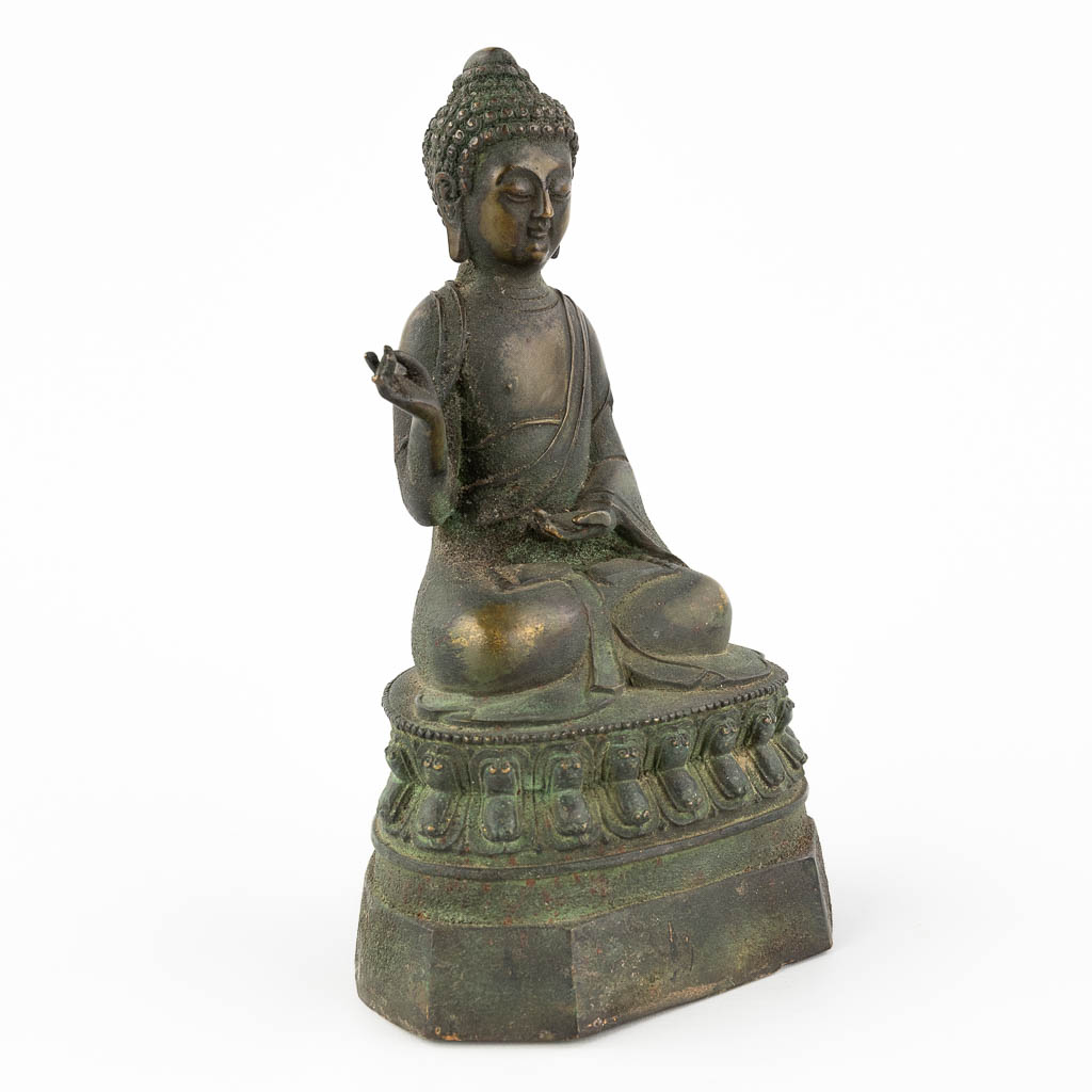 Een antieke Oosterse boeddha gezeten op een lotusbloem, brons. 19de/20ste eeuw. (L: 10 x W: 13 x H: 24 cm)