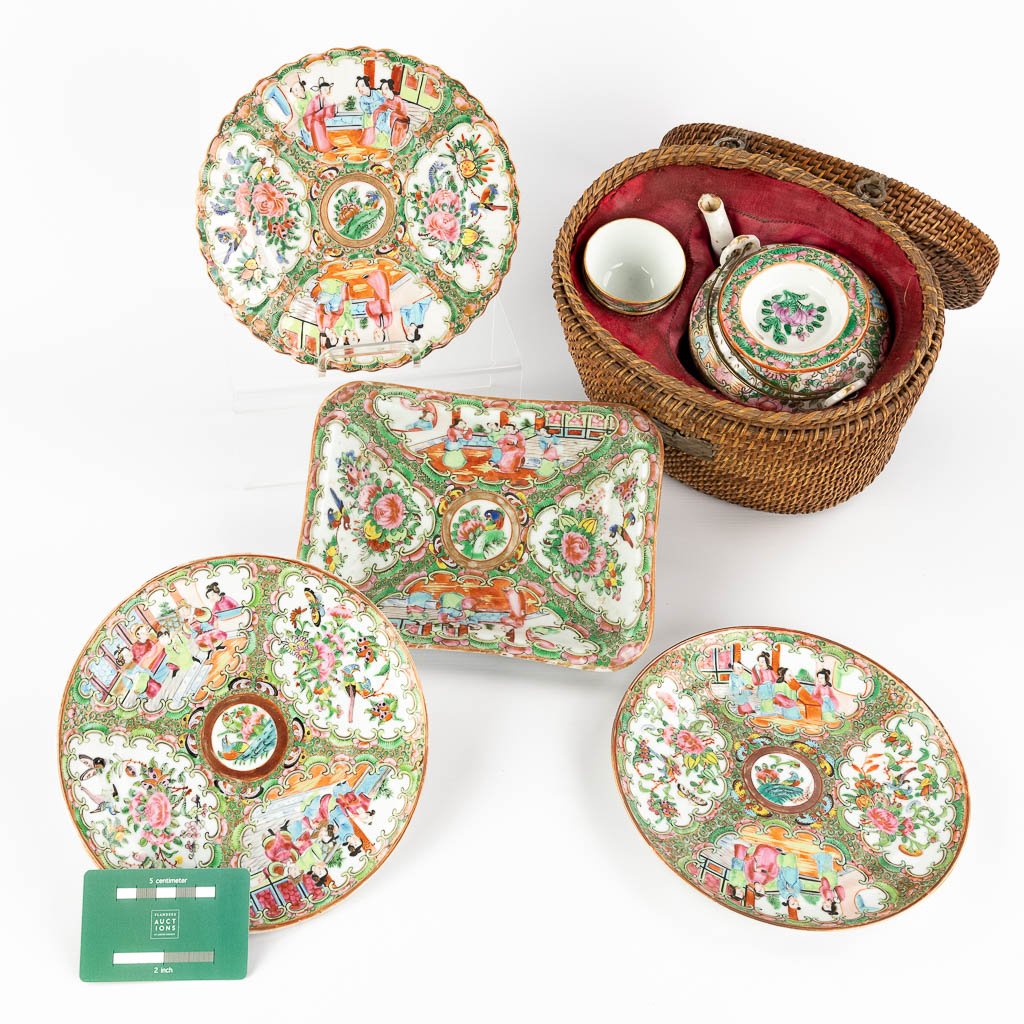  A collection of 6 pieces of Chinese porcelain, a tea pot, 3 plates and a bowl with Kanton decor. 19th/20th C. 