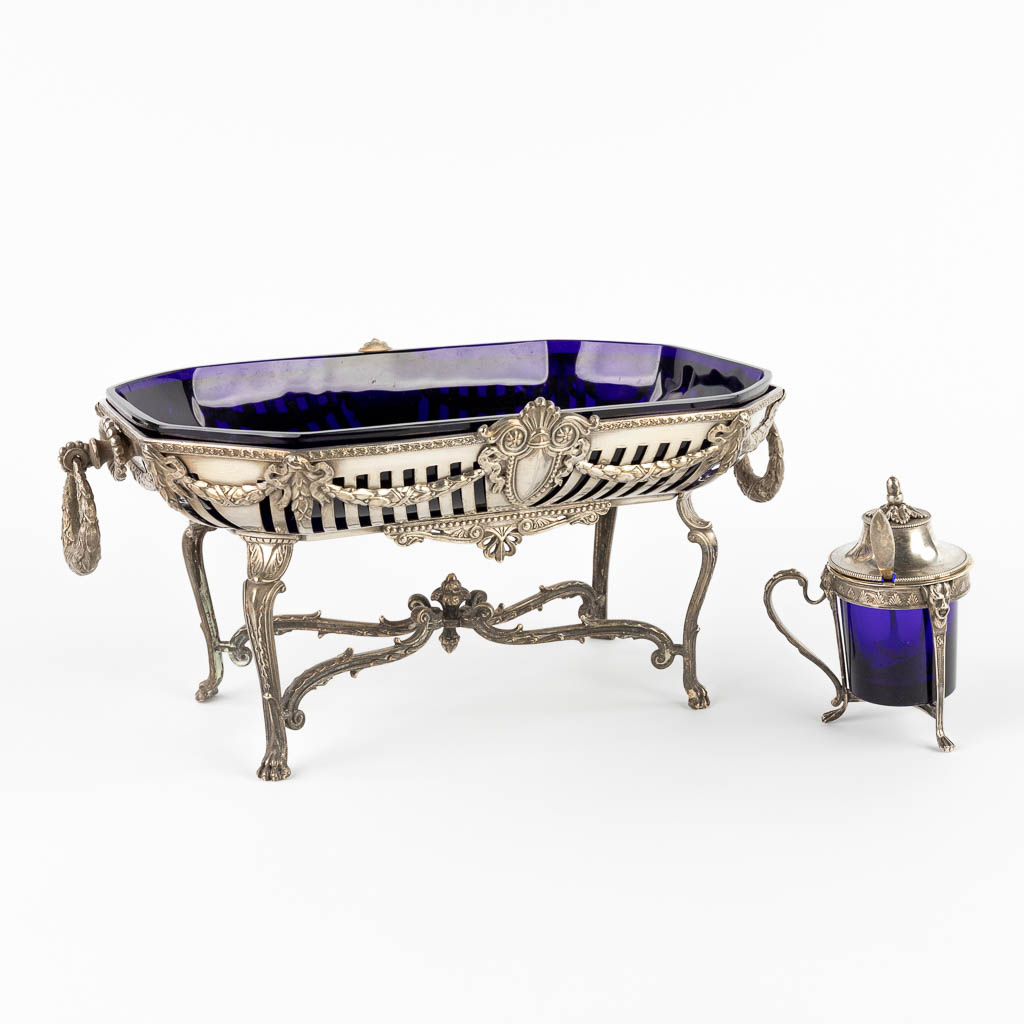 Orfèverie Wiskeman, a tazza or bowl on a base, silver-plated metal in Louis XVI style. Circa 1900. (D:19,5 x W:34 x H:15,5 cm)