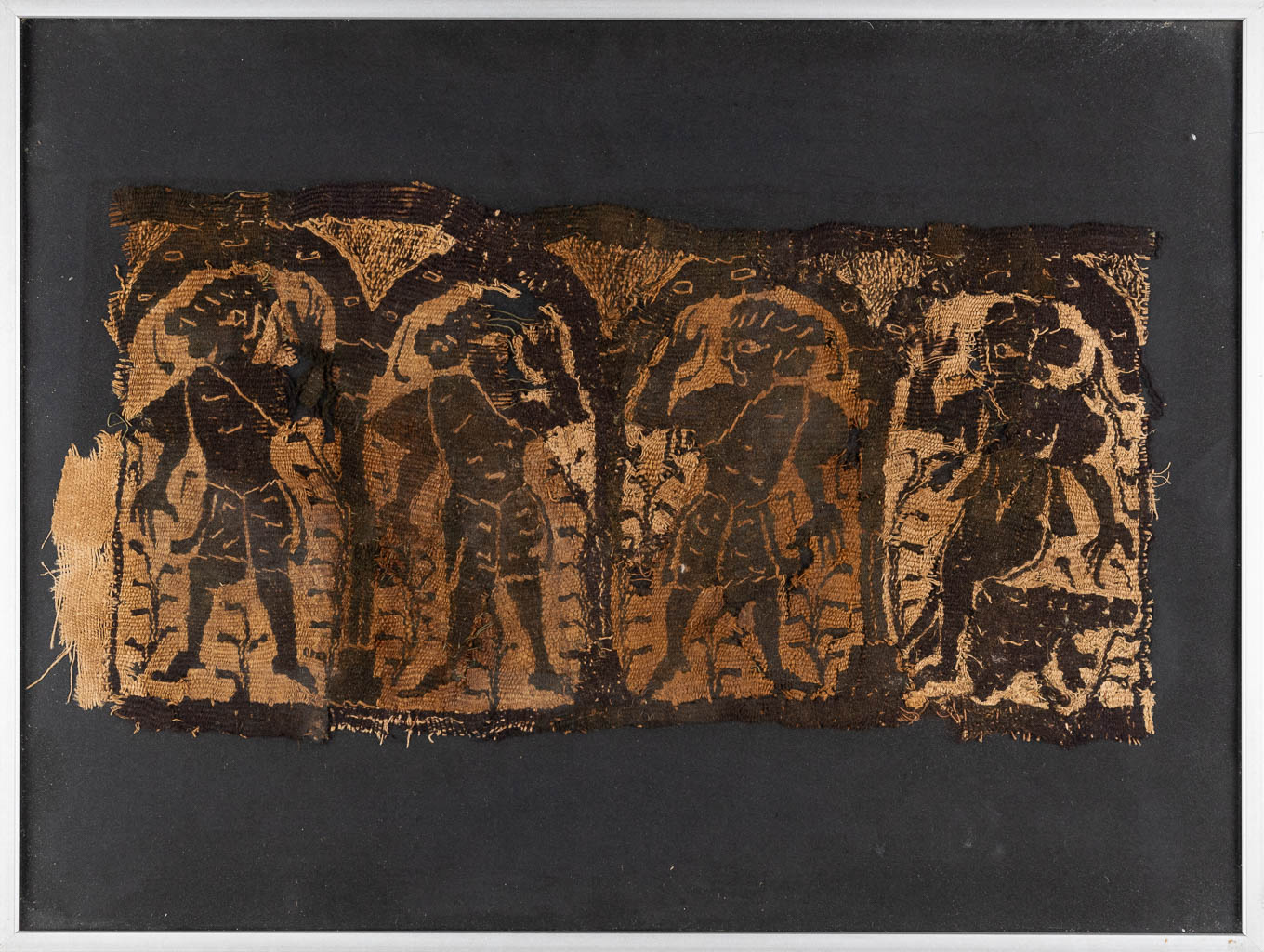 Een antiek fragment, geweven stof met decor van dansende figuren. Waarschijnlijk Koptisch, 4de-6de eeuw. (W:35 x H:17 cm)