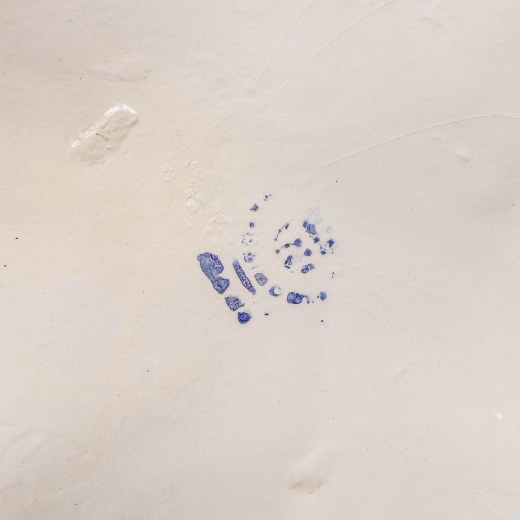 Een paar blauw-wit faience figuren. Waarschijnlijk Bassano en gemaakt in Italië. (H: 101 cm)