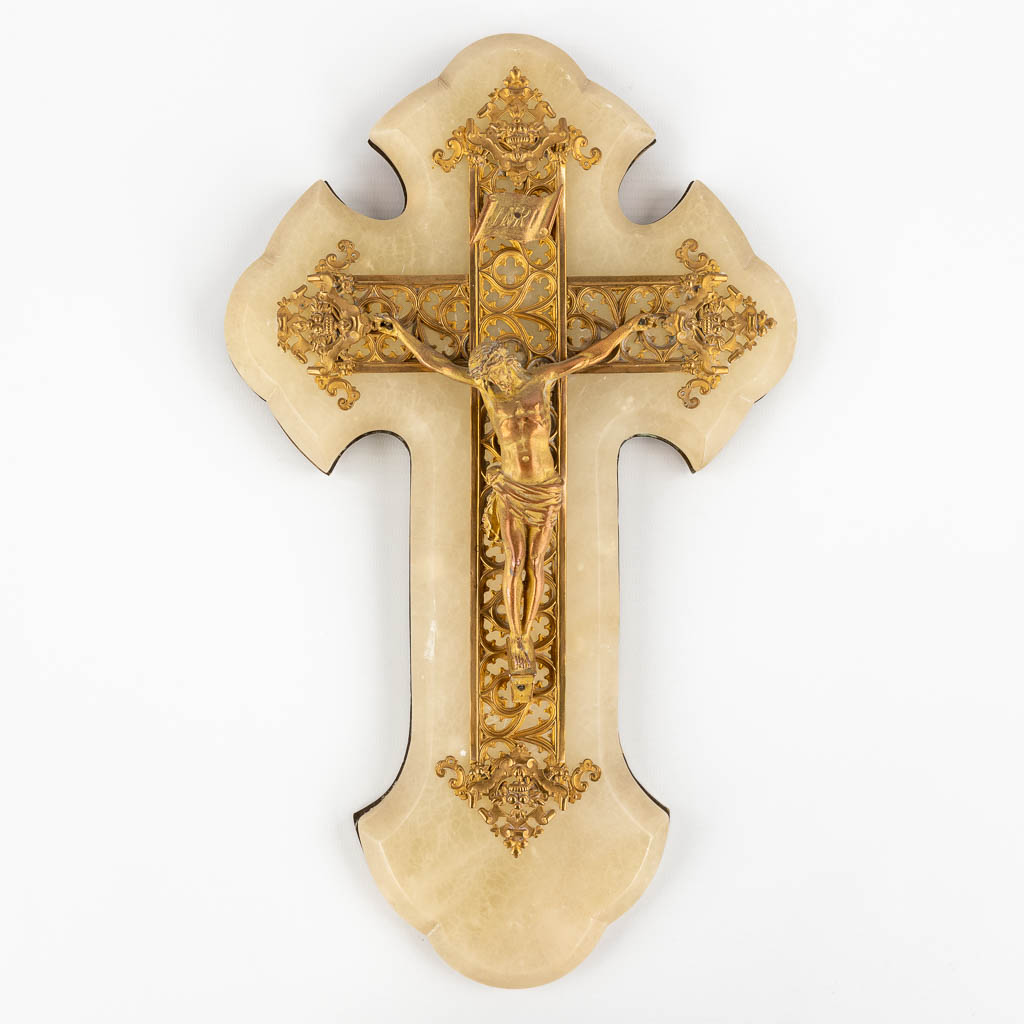 Een fijn kruisbeeld, verguld brons op onyx. Circa 1900. (W:22 x H:36 cm)